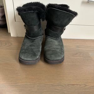 Black UGGS size 7